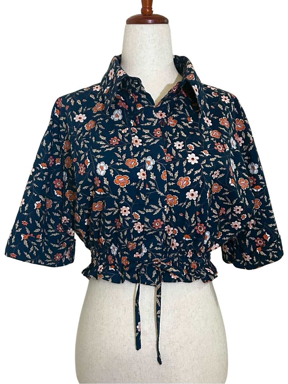 Thread Story Ditsy Floral Drawstring Crop Blouse - M - Navy Blue, Orange, White